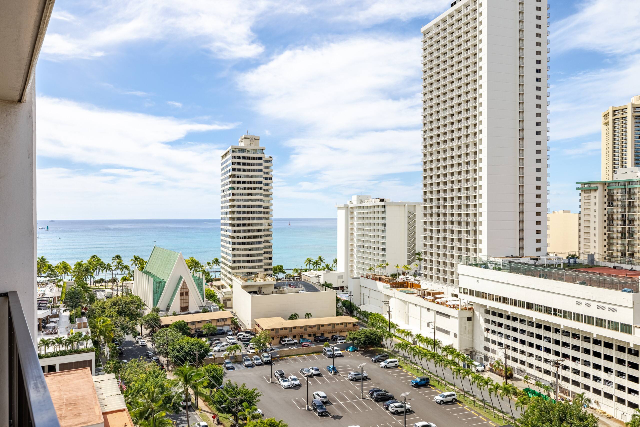 Modern Waikiki Banyan w/Parking. Walk to Beach! - Image 31