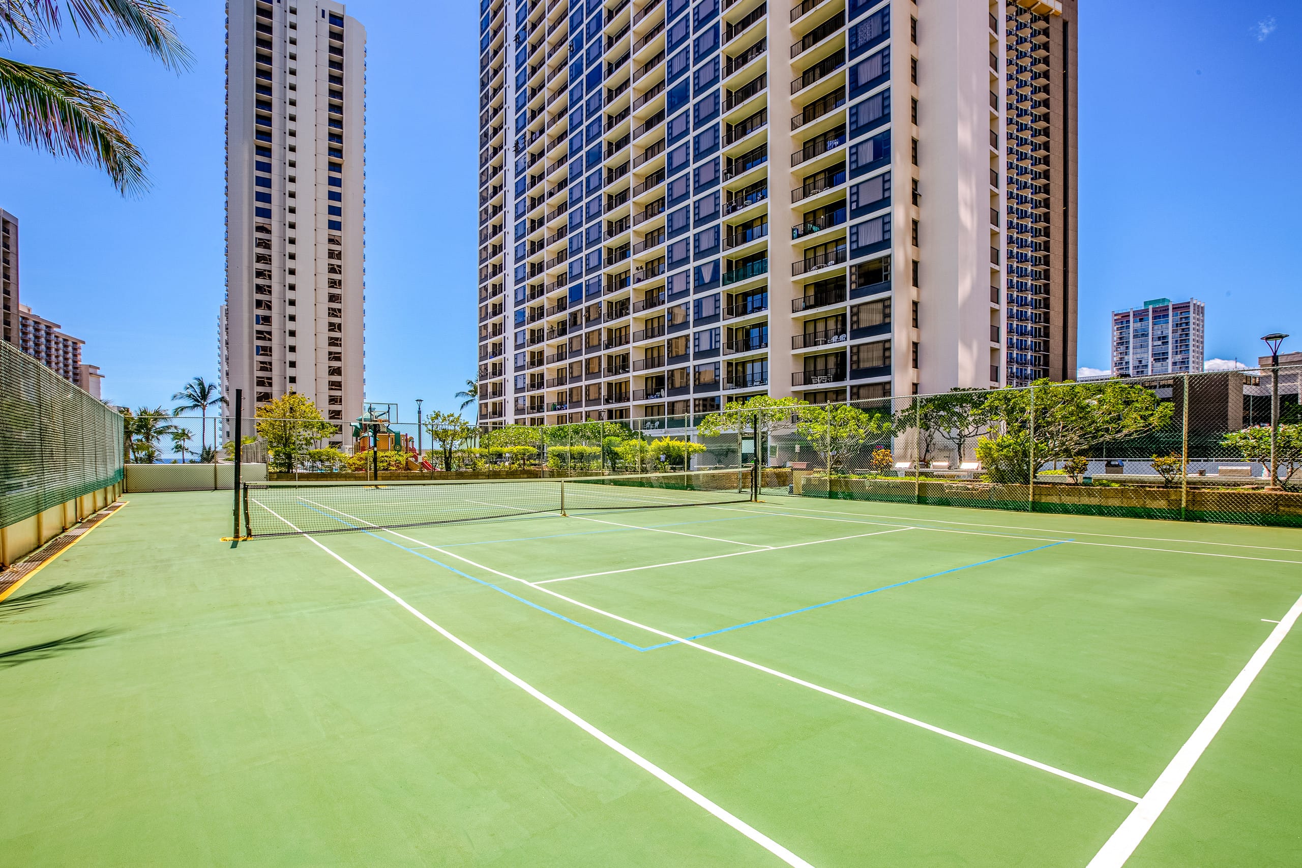 Modern Waikiki Banyan w/Parking. Walk to Beach! - Image 59