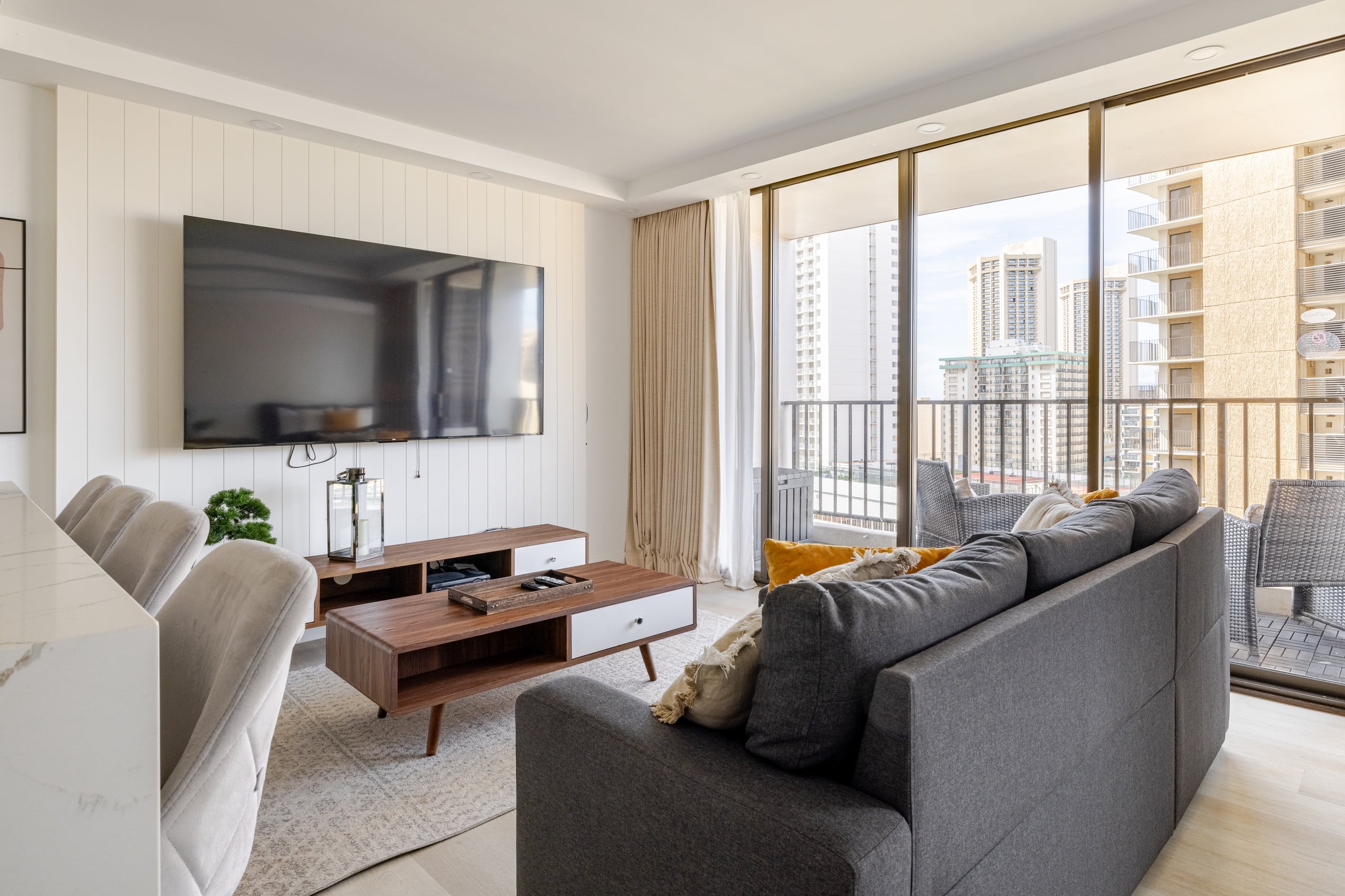 Modern Waikiki Banyan w/Parking. Walk to Beach! - Image 32