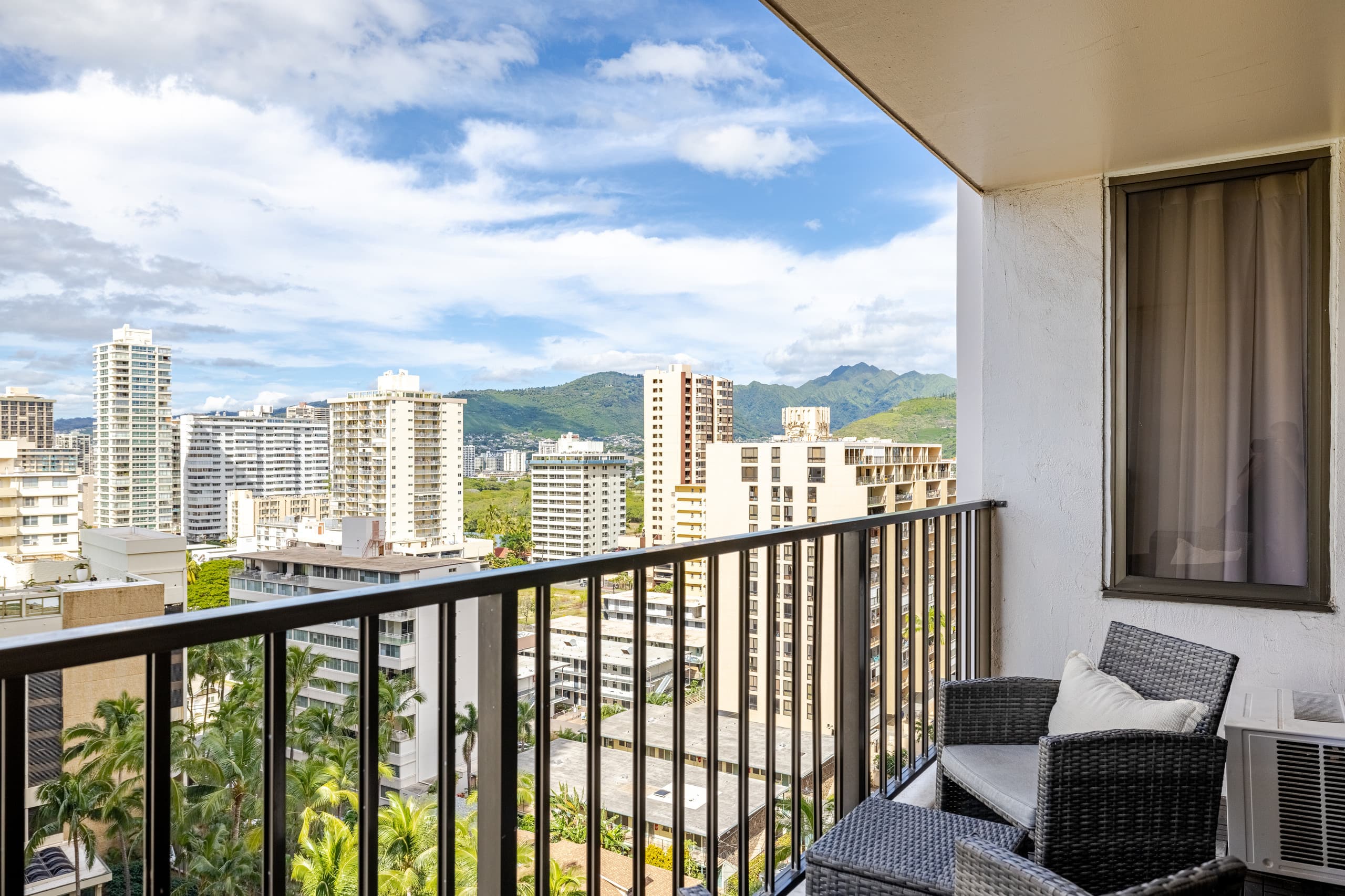 Modern Waikiki Banyan w/Parking. Walk to Beach! - Image 39