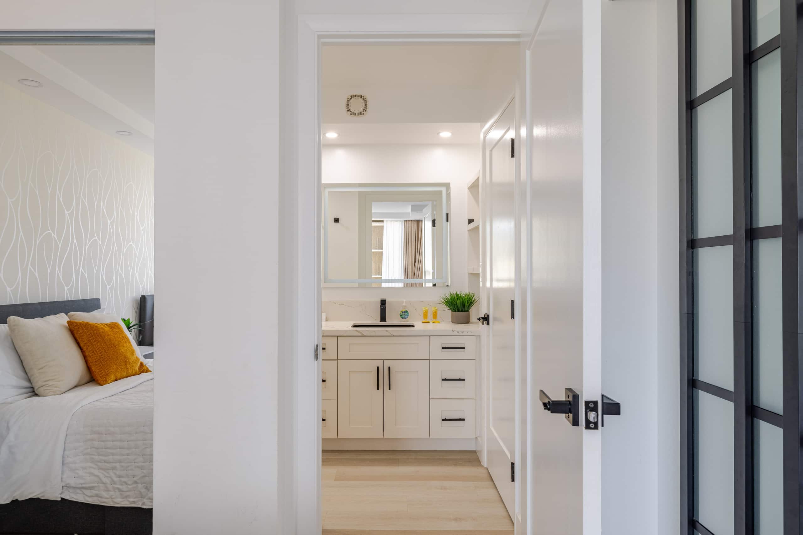 Modern Waikiki Banyan w/Parking. Walk to Beach! - Image 34