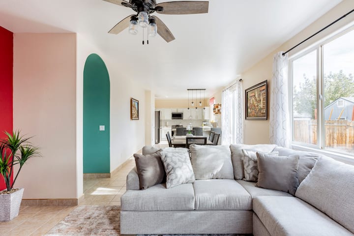 Unique, Colorful And Fun Stay In Sparks! - Sparks, NV