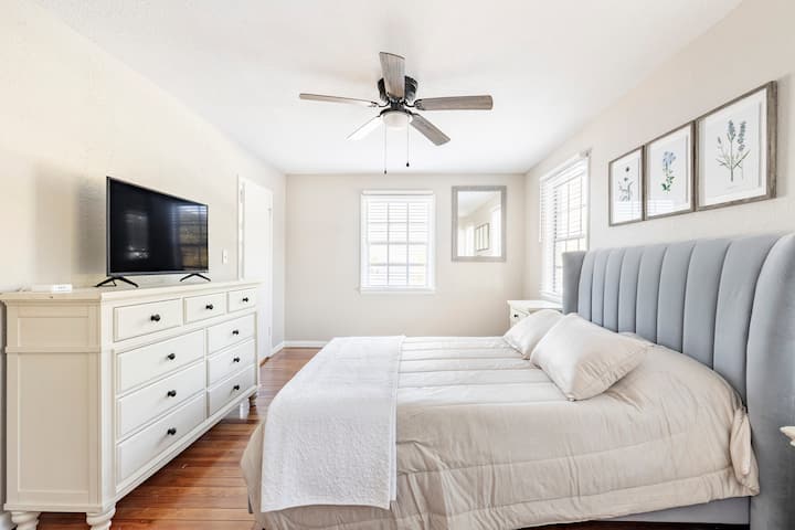 ห้องนอนควีนไซส์ชั้นบนพร้อมวิวทะเลสาบ Thonotosassa ที่ยอดเยี่ยม