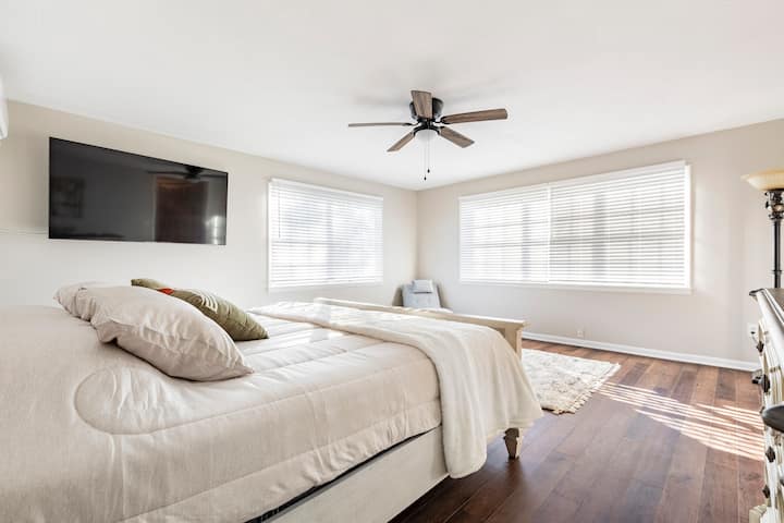 ห้องนอนใหญ่พร้อมที่นอนคิงไซส์หรูและทีวีจอแบนขนาดใหญ่เพื่อเพลิดเพลินกับช่วงเย็นที่ผ่อนคลาย