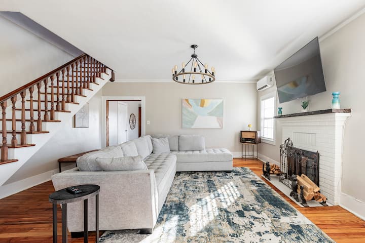 ห้องนั่งเล่นขนาดใหญ่พร้อมชั้น 125 ปี