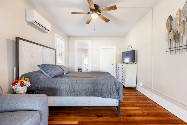 เด็กๆชอบเลิฟซีทที่มีเตียงแบบดึงออก  เพลิดเพลินกับวิวที่งดงามของทะเลสาบโทโนโตซาซาผ่านประตูกระจกบานเลื่อนที่นำไปสู่ระเบียงด้านหน้า