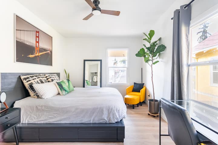 غرفة نوم رئيسية بسرير مرتفع بحجم كبير ووسائد فاخرة. كرسي استراحة وإضاءة بار مخصصة يتم التحكم فيها عن بعد. مكتب وكرسي مكتب كبير متدحرج، وشاشة متاحة عند الطلب!