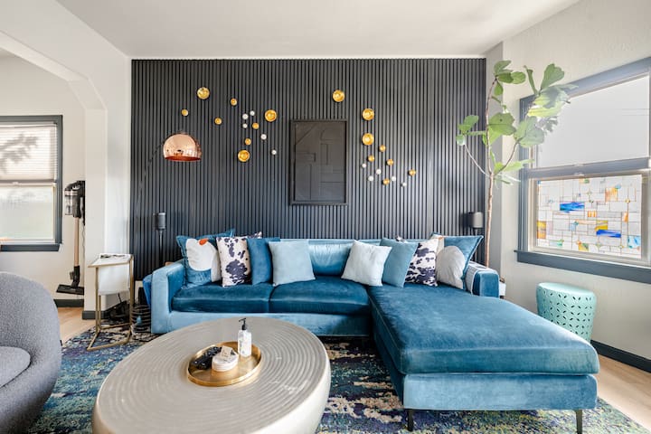 Hot-tub Getaway, Urban Elegance Awaits!