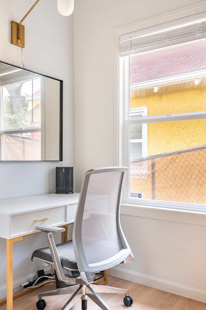 مساحة عمل جميلة وحديثة، مكتملة بمكبر صوت سونوس حتى تتمكن من مشاركة الموسيقى مع بقية ضيوفك.