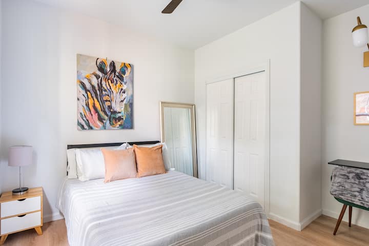 غرفة نوم ثالثة بسرير متوسط الحجم ومساحة تخزين واسعة للخزانة. يوجد مكتب قابل للطي متصل بالجدار مع كرسي لراحتك.