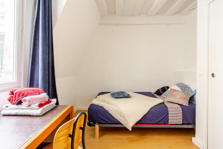 Ხარისხიანი თეთრეული ჯიბით. Ჰილფიგერის თეთრეული. Ნათელი სამუშაო სივრცე. Დიდი კარადები დასაკიდი სივრცით.