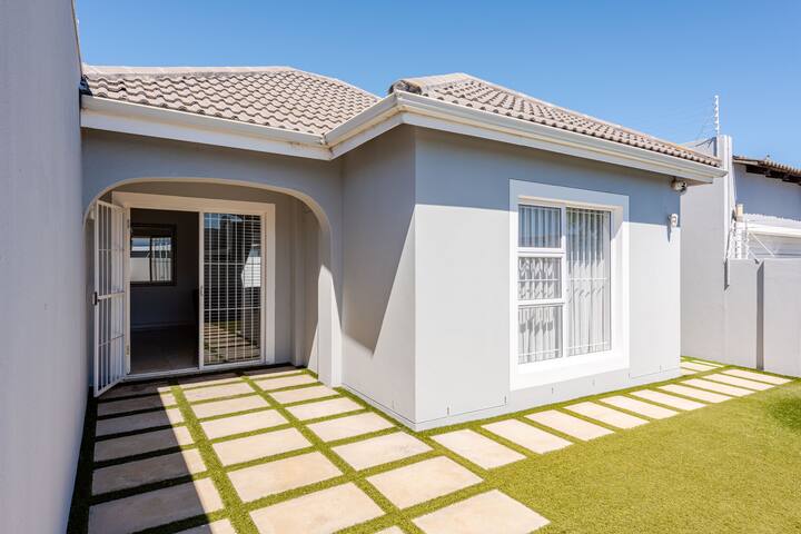 Cape Town 3BR Villa w/ Pool, BBQ near Century City gallery image 3