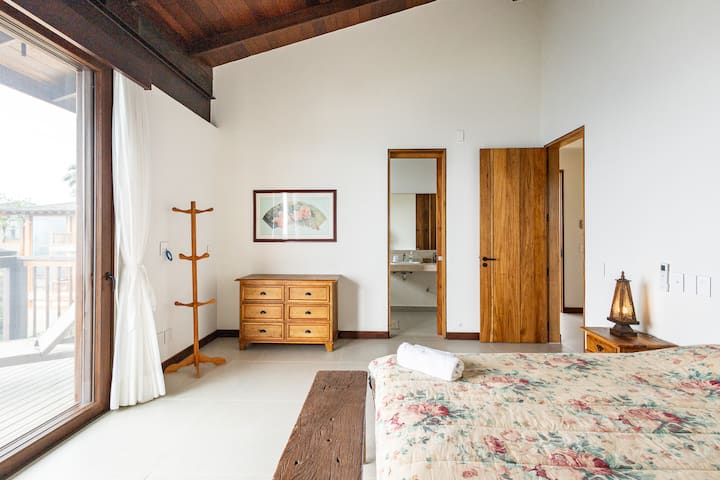 Suite 4 com cama casal King size.