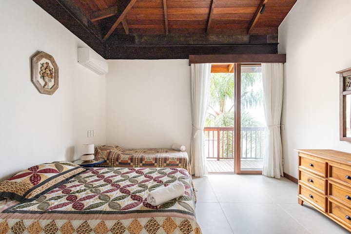 Suite 7 com cama casal e cama solteiro