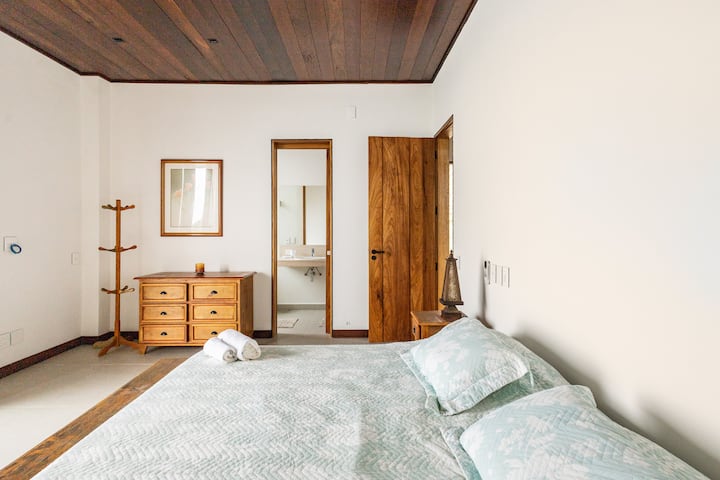 Suite 4 com cama casal.