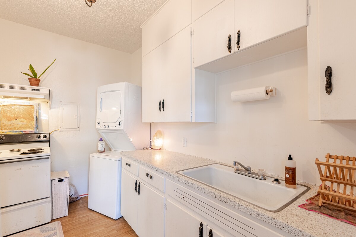 Sunny Private Room in NonToxic Home, free parking!