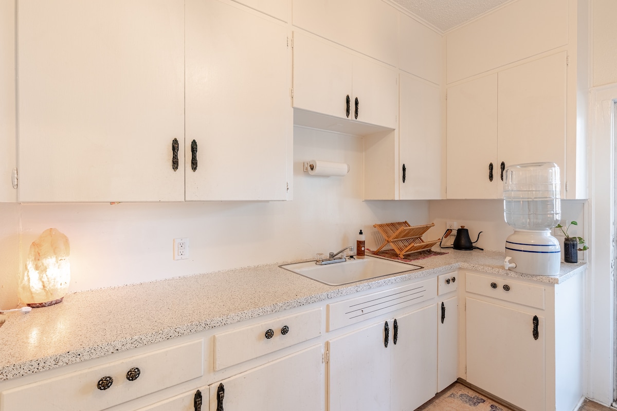 Sunny Private Room in NonToxic Home, free parking!