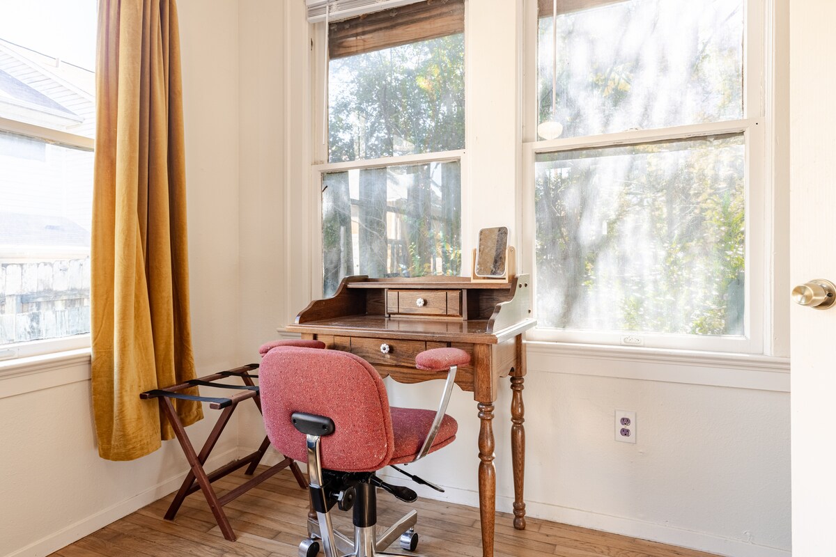 Sunny Private Room in NonToxic Home, free parking!