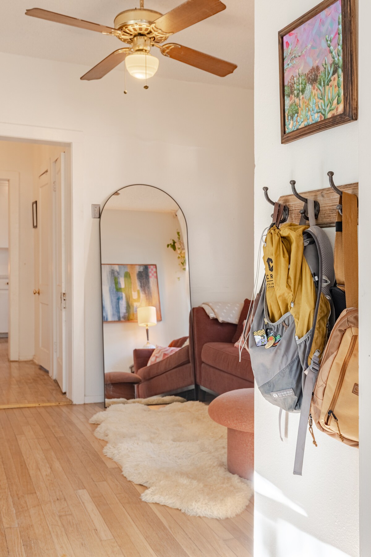 Sunny Private Room in NonToxic Home, free parking!