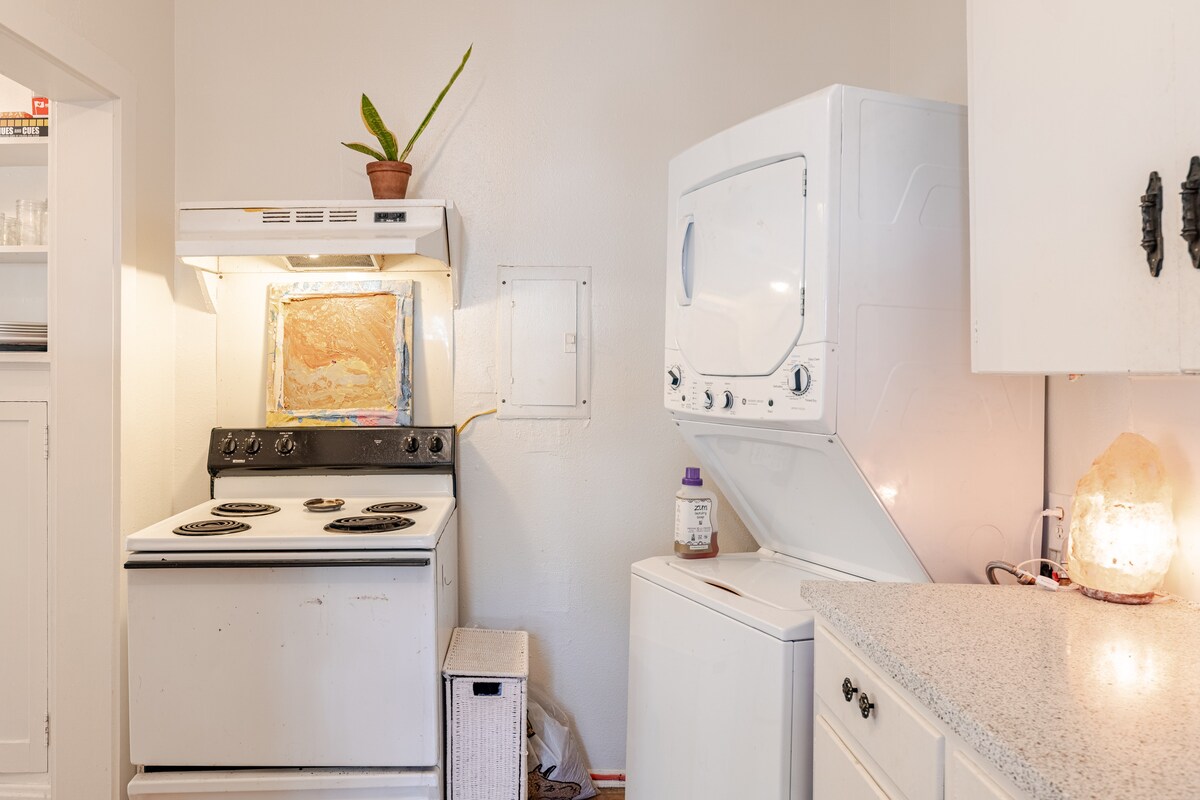 Sunny Private Room in NonToxic Home, free parking!