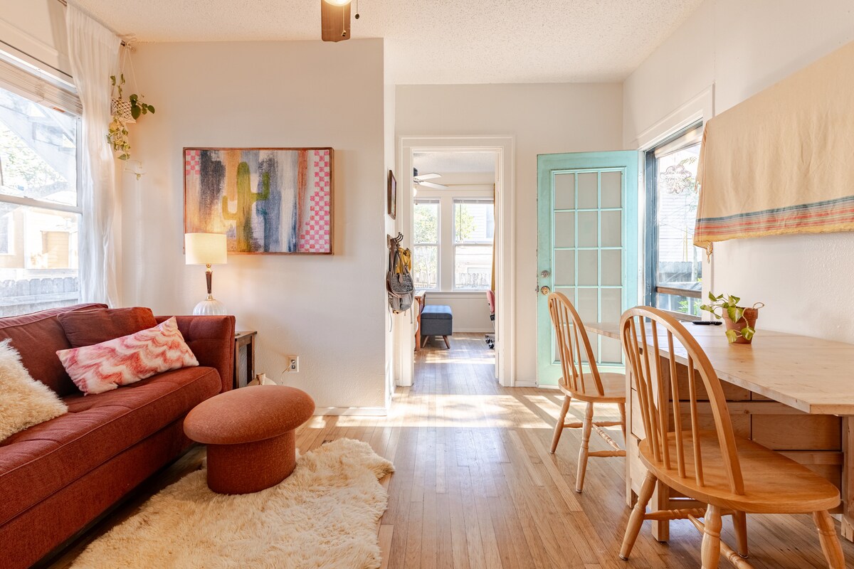 Sunny Private Room in NonToxic Home, free parking!