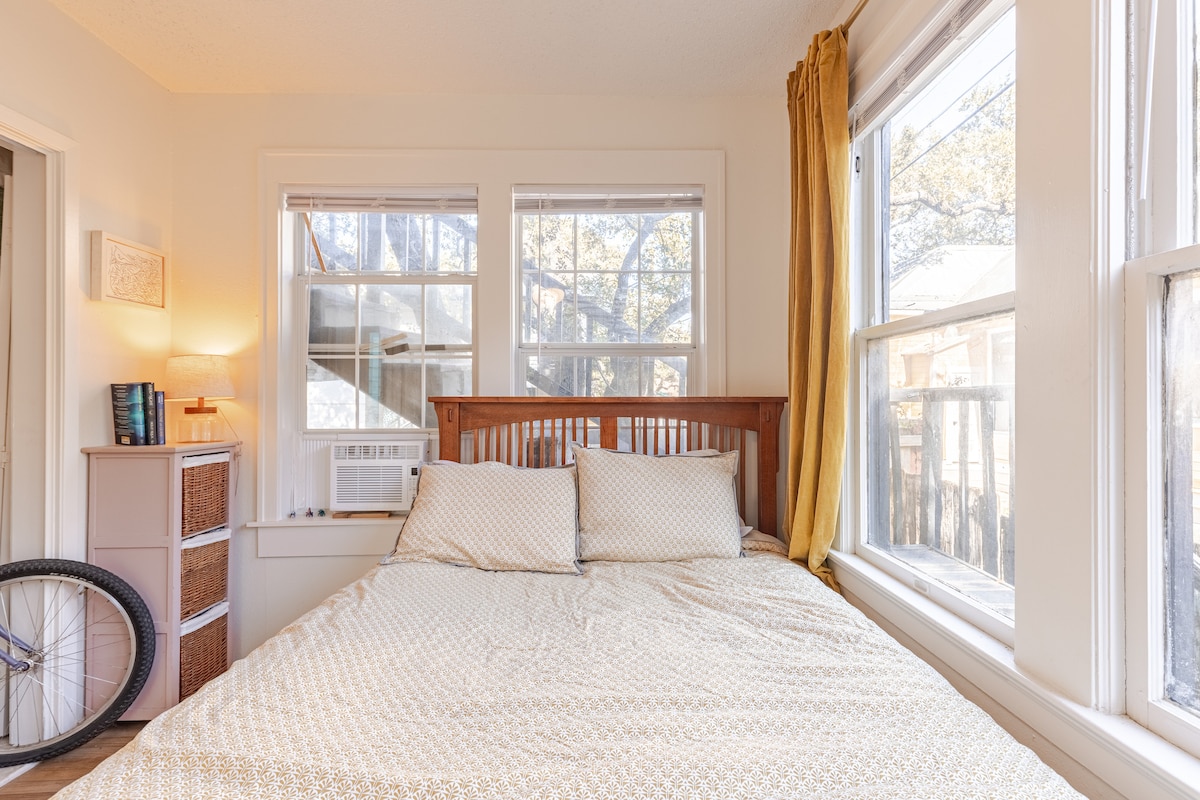 Sunny Private Room in NonToxic Home, free parking!