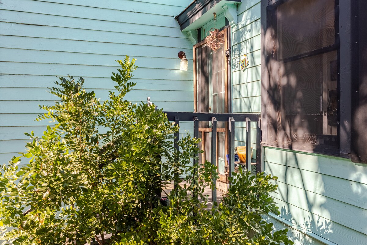Sunny Private Room in NonToxic Home, free parking!
