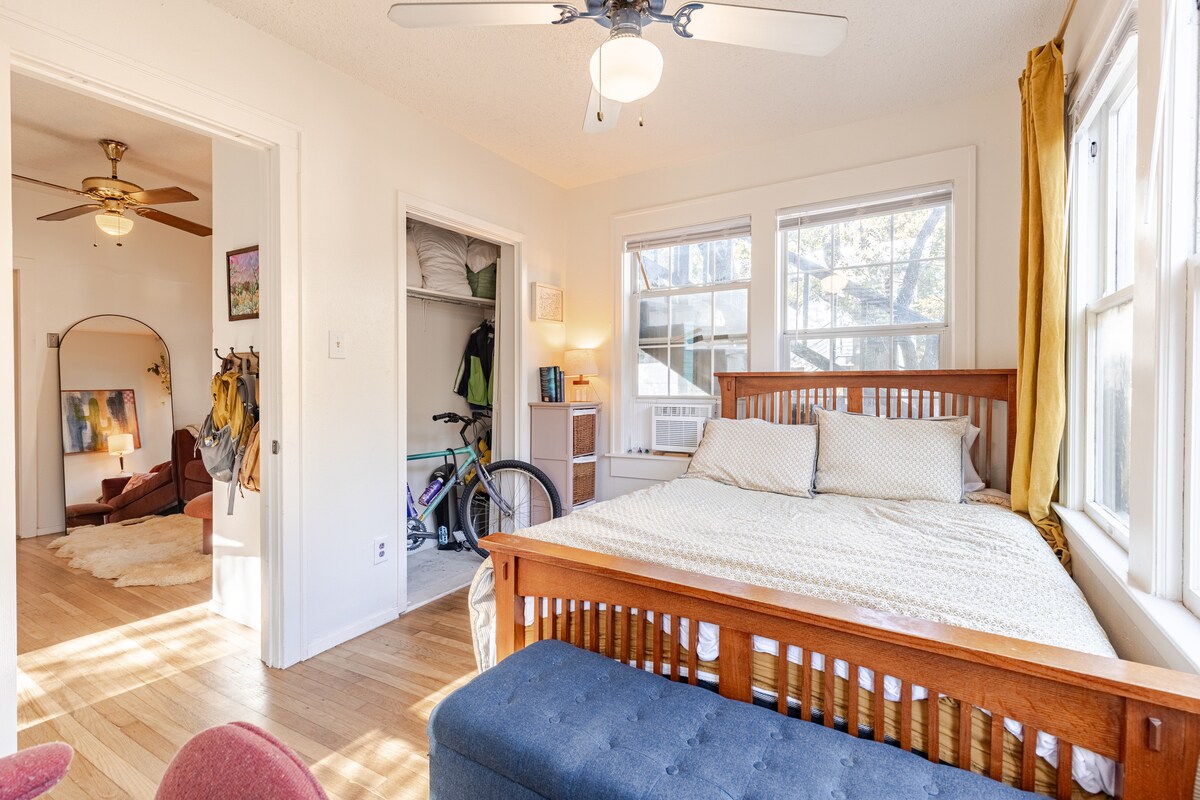 Sunny Private Room in NonToxic Home, free parking!
