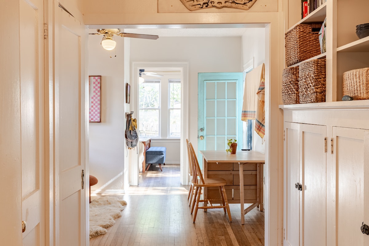 Sunny Private Room in NonToxic Home, free parking!
