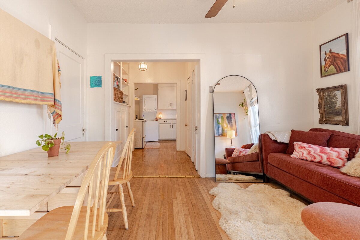 Sunny Private Room in NonToxic Home, free parking!