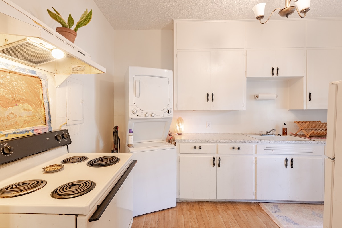 Sunny Private Room in NonToxic Home, free parking!