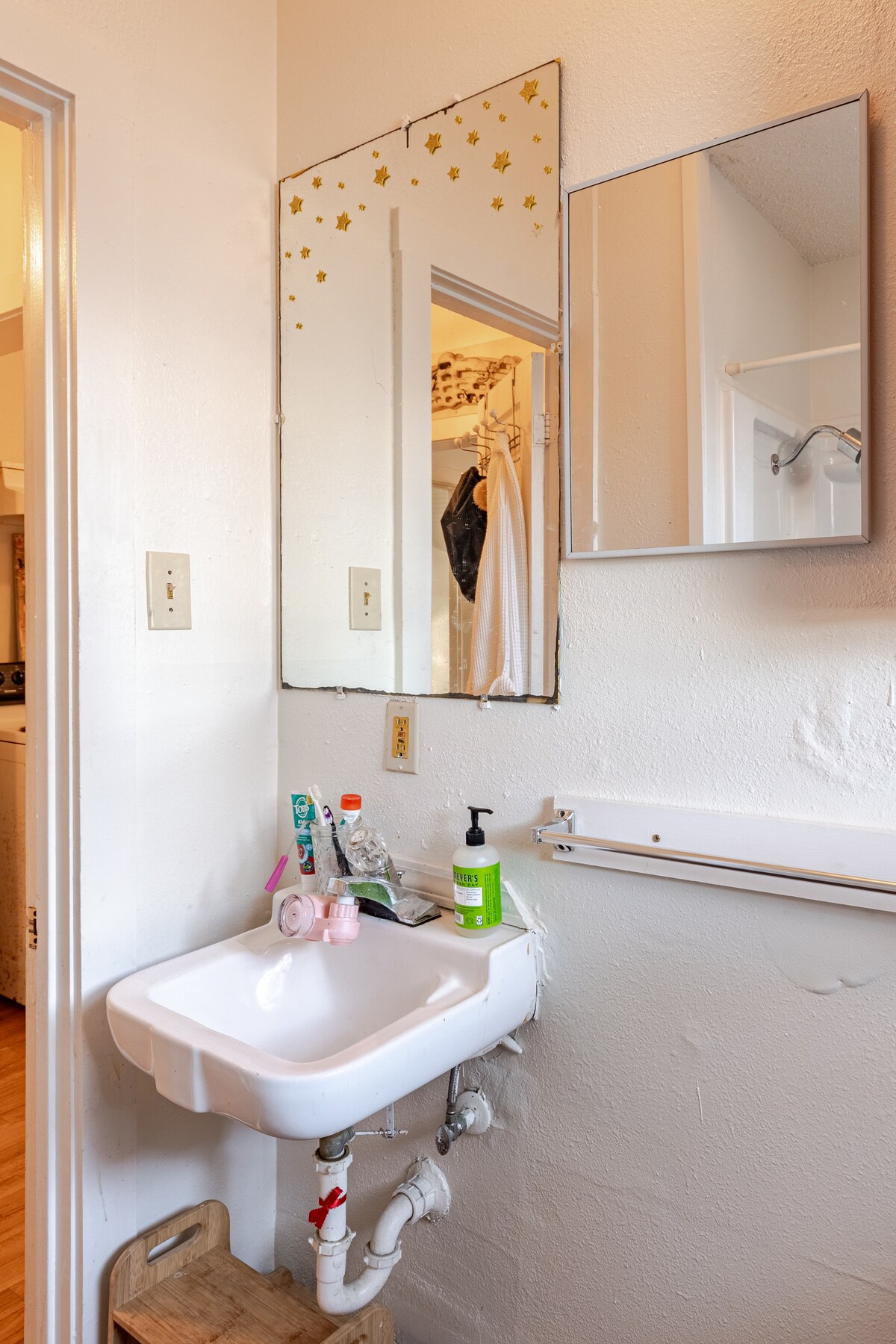 Sunny Private Room in NonToxic Home, free parking!
