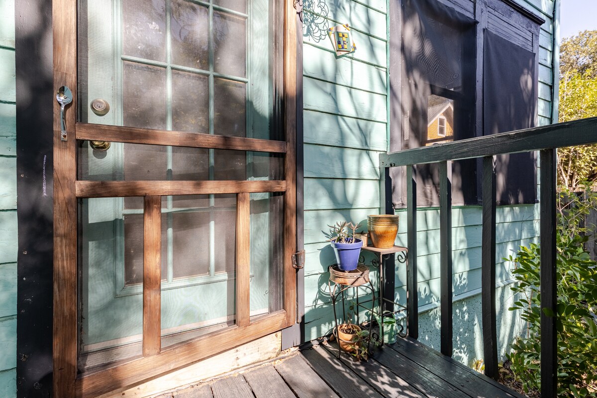 Sunny Private Room in NonToxic Home, free parking!