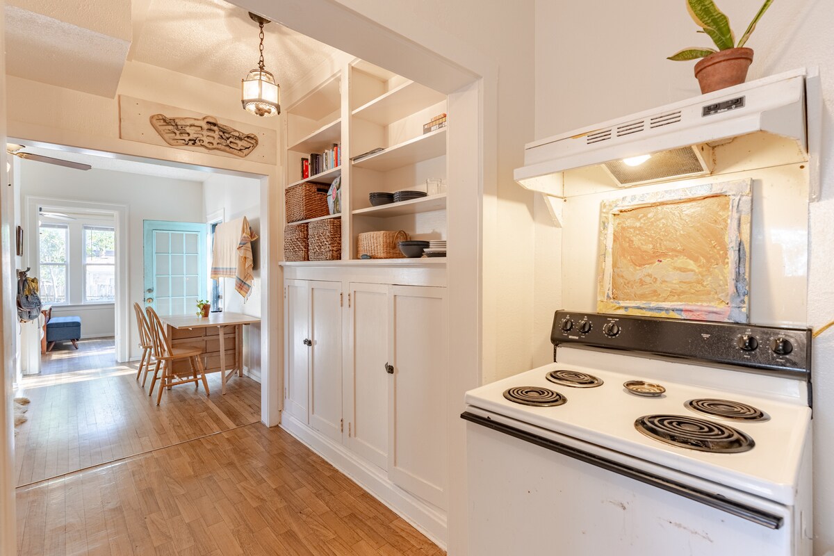 Sunny Private Room in NonToxic Home, free parking!