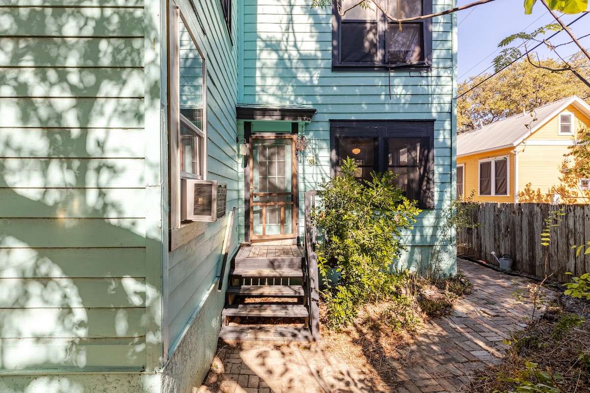 Sunny Private Room in NonToxic Home, free parking!