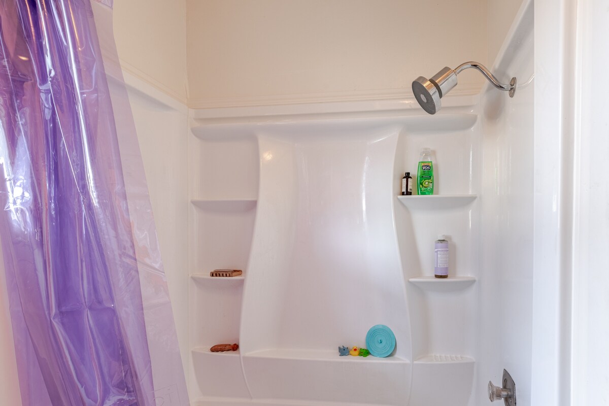 Sunny Private Room in NonToxic Home, free parking!