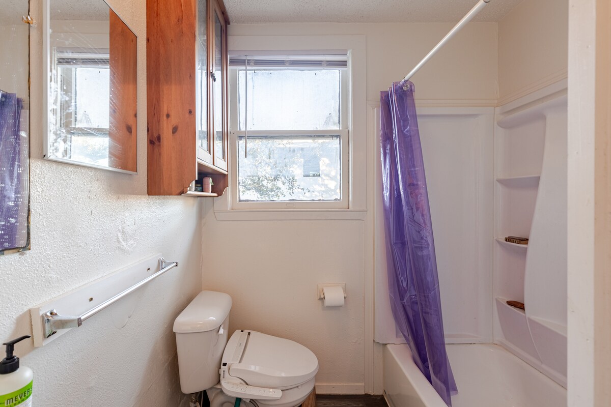 Sunny Private Room in NonToxic Home, free parking!
