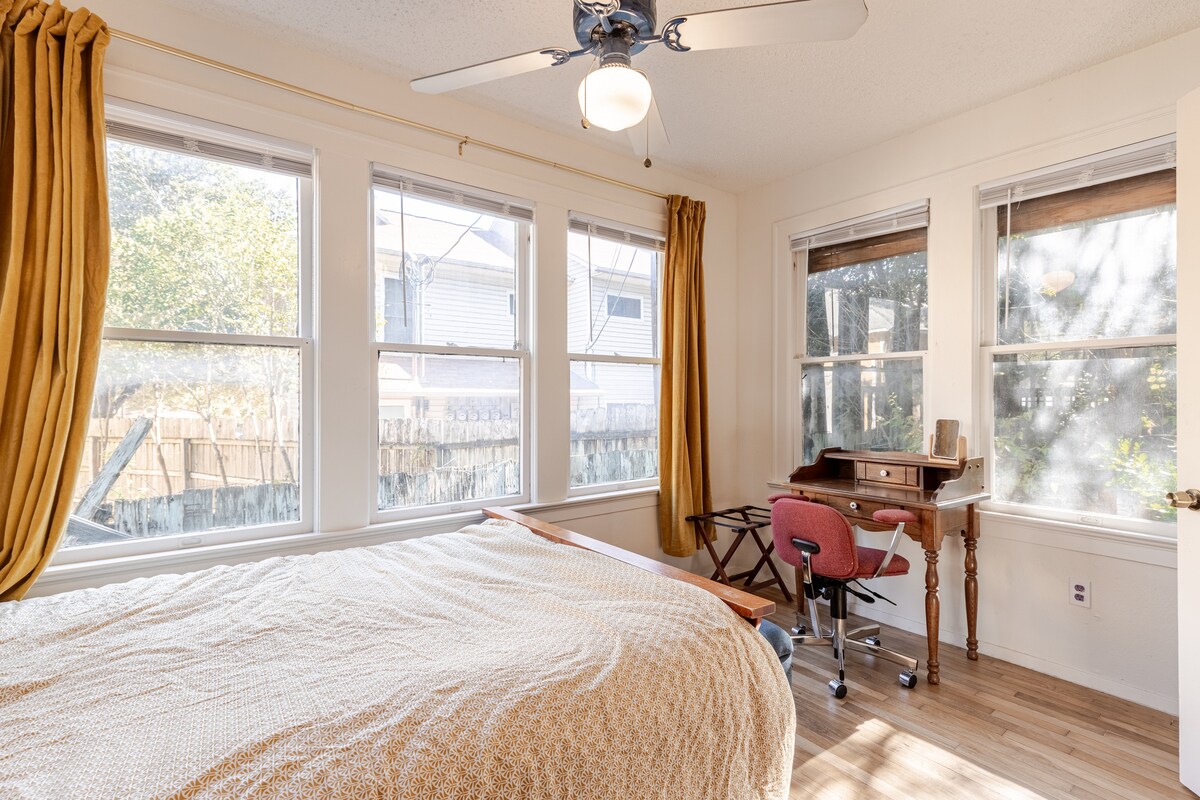 Sunny Private Room in NonToxic Home, free parking!