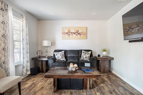 Successful Airbnb property: Enjoy a relaxed stay at this small cozy home. in Meadow Village