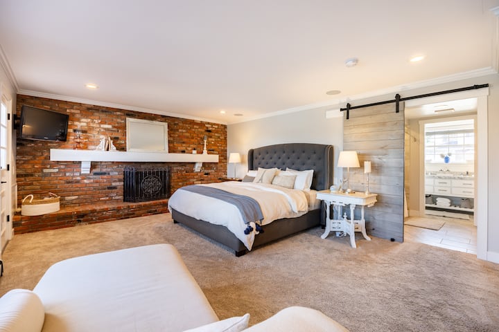 Მთავარი საძინებელი (საწოლი საწოლი); სრული აბაზანა; ორმაგი ნიჟარები; ორთქლის საშხაპე