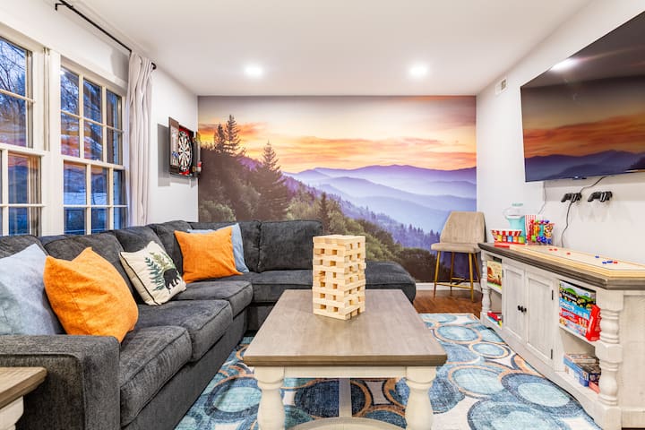 Hot Tub, Pet Friendly, Fenced yard, 10 min to DT