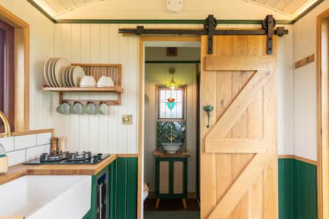 Luxury Shepherd's Hut with panoramic sunrise views