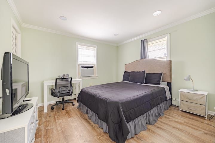 Krásna spálňa s manželskou posteľou, ktorá ponúka uteráky a mydlo. 