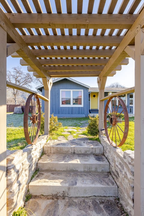 Circa 1930 Cabin 35 min to Kings Canyon