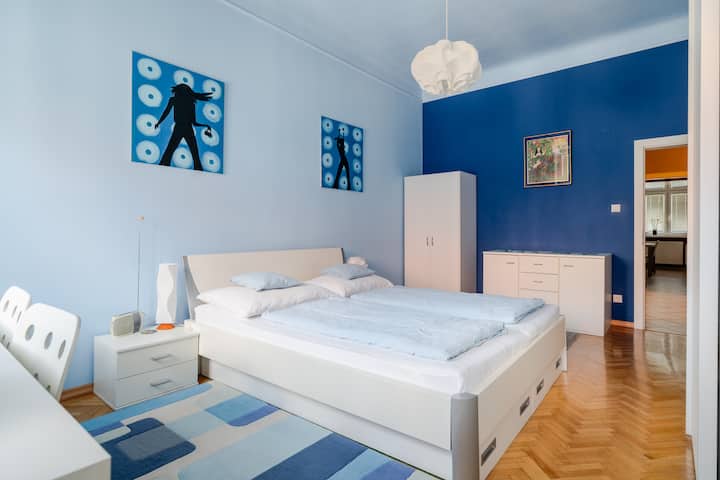 Bedroom (with door to hallway), King Size Bed