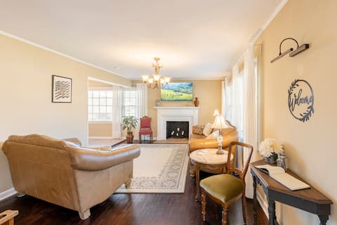 Sleeps 10 | Next to Park/Playground | Lovely Home!