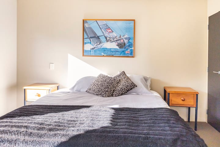 Cama king size en el dormitorio 1