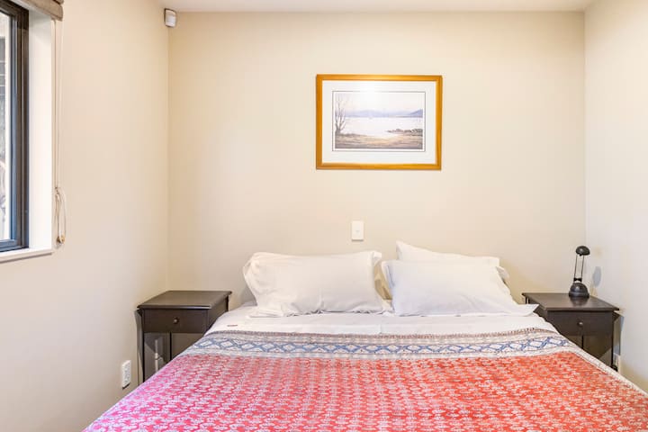 Dormitorio 2. Cama tamaño king.