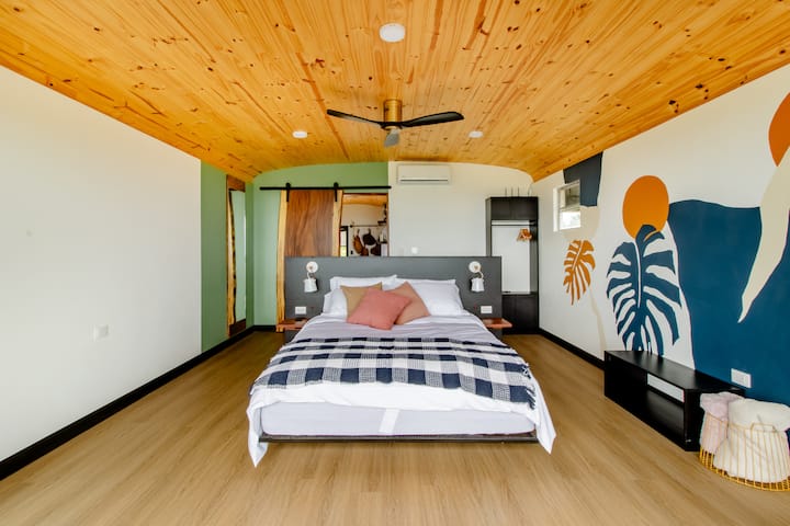 Open your eyes to a wall of green and bird songs as toucans and monkeys greet the day. Your queen bed faces the jungle —perfect for peaceful mornings. And if you decide to connect - fast and reliable wifi available.
