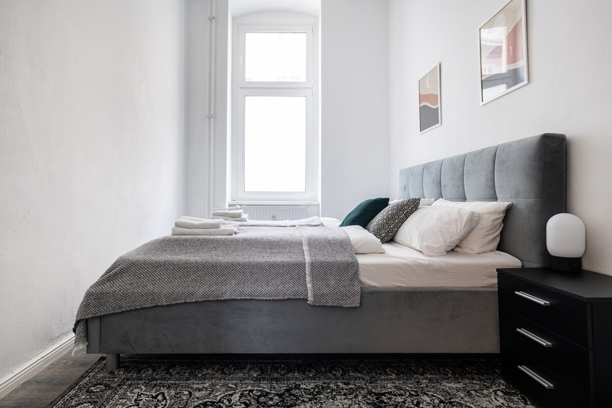 Спалня с уютно легло с кърпи